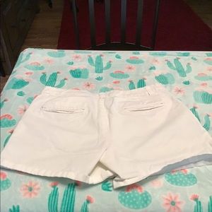 White khaki 4 pocket shorts Gap